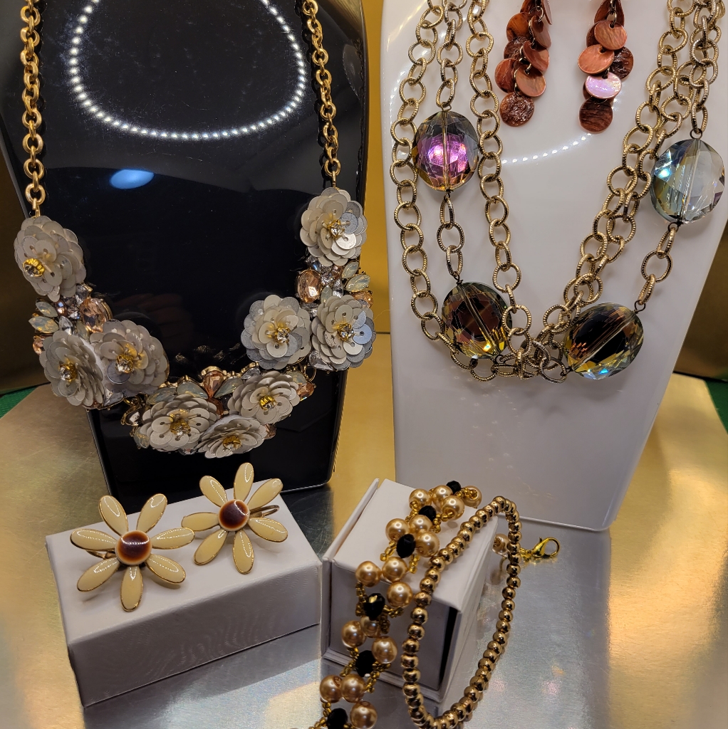 Lot Vintage , 1946 Necklace, Crytals, Pearls